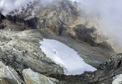 As mudanças climáticas afetaram diretamente a última geleira da Venezuela. Restam apenas uma rocha exposta e um pequeno pedaço de gelo. São os últimos vestígios da geleira La Corona, localizada no Pico Humboldt. -  (crédito: Reprodução X @RFI_Br)