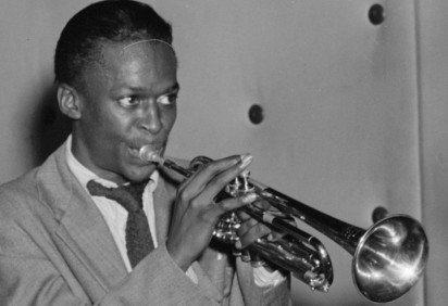 Há 33 anos, no dia 28/9/1991, morreu Miles Davis, um dos maiores trompetistas da história e considerado o “pai do cool jazz”. O estilo surgiu no fim dos anos 1940, nos Estados Unidos e é considerado um revitalizador do gênero.


 -  (crédito: William P. Gottlieb/Wikimedia Commons 
)