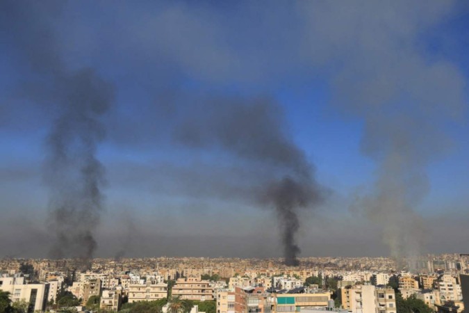 Colunas de fumaça sobem do subúrbio xiita de Beirute após uma noite de bombardeios