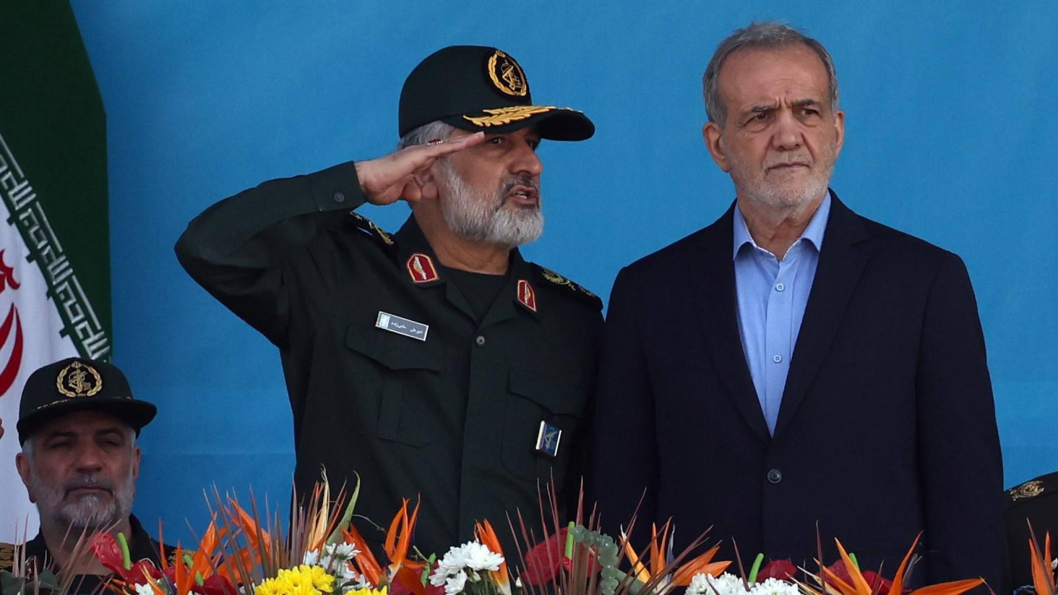 O embaixador do Irã no Líbano, Mojtaba Amani — fotografado aqui durante um evento, em abril, em homenagem aos comandantes iranianos mortos em um suposto ataque aéreo israelense na Síria — está entre os milhares de feridos nas explosões de <em>pagers</em> da semana passada -  (crédito: Reuters)