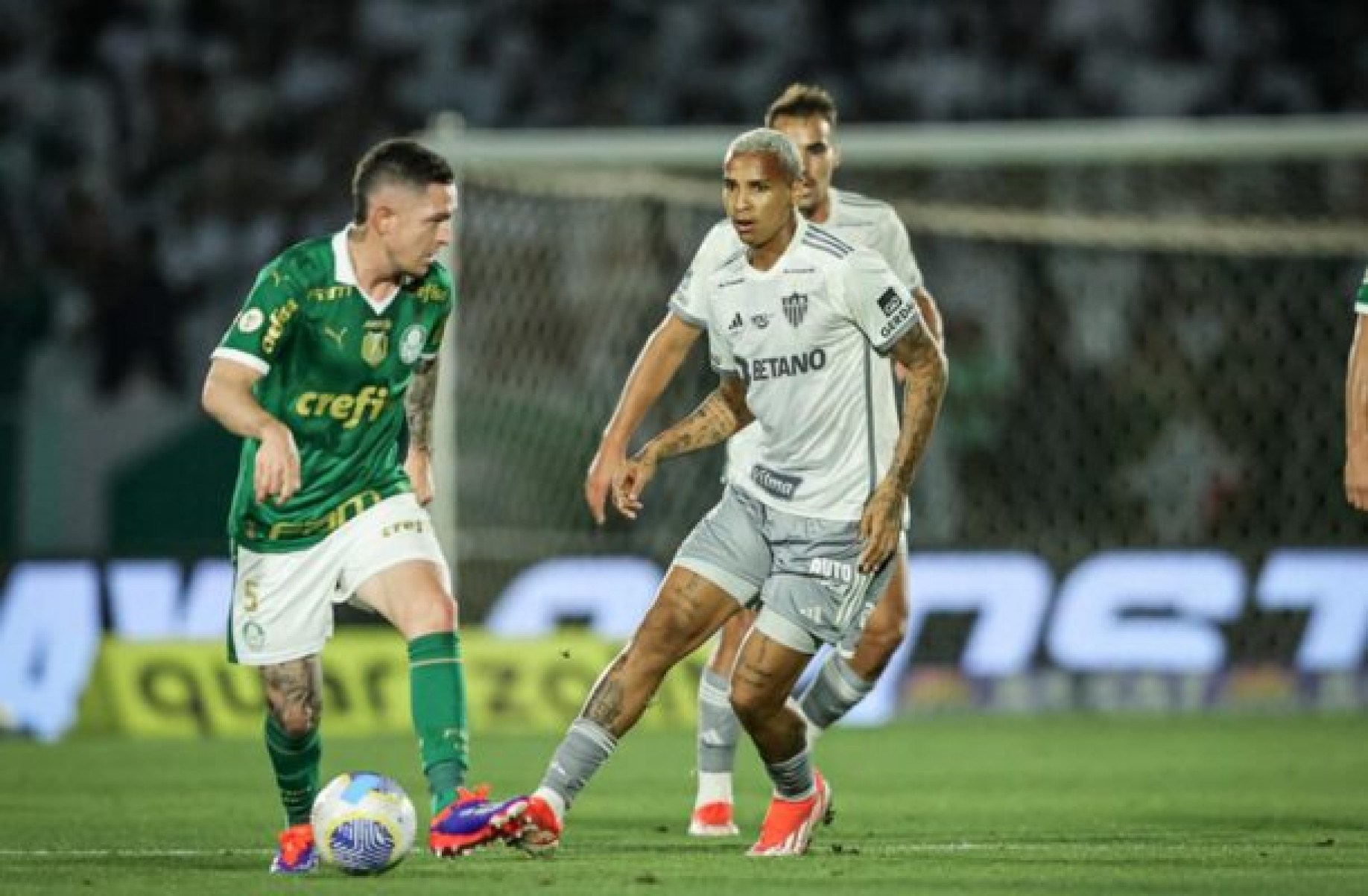 Veiga briga contra Franco. Meia do Palmeiras decidiu o clássico na marca da cal -  (crédito: Foto: Pedro Souza/Atlético)