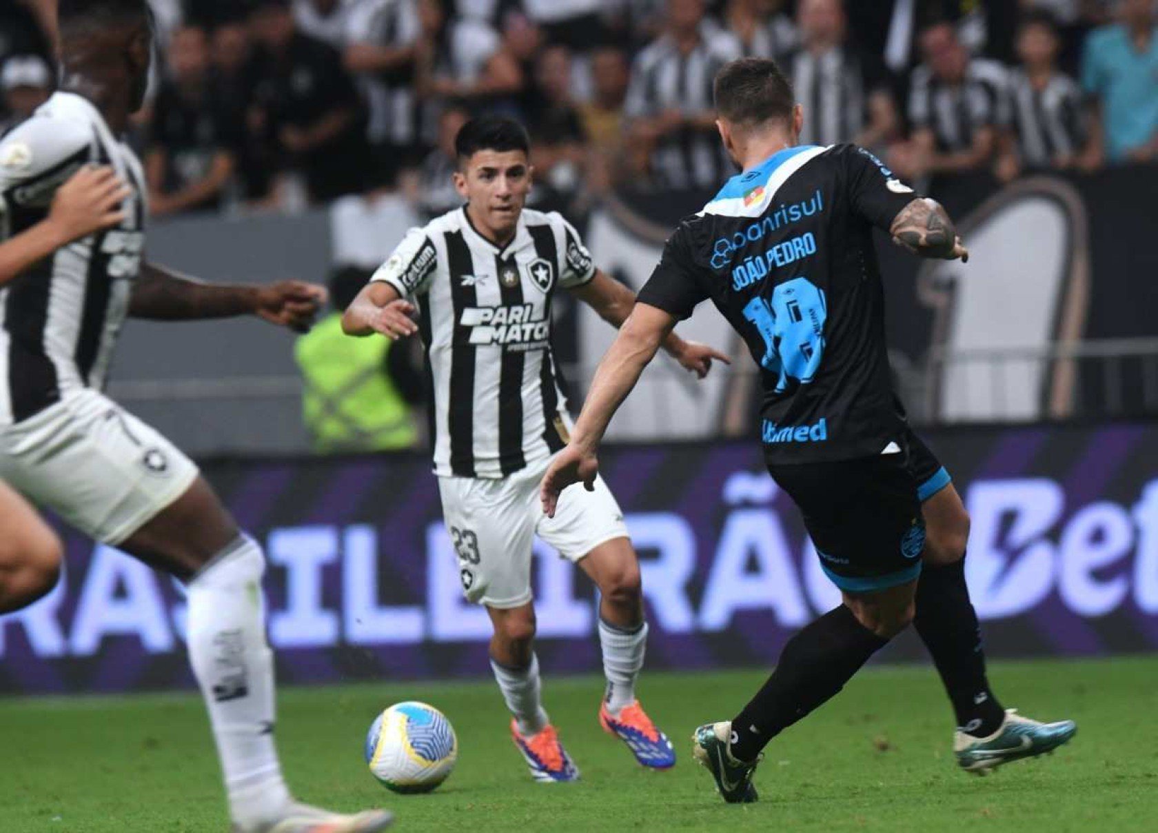 Botafogo e Gr&ecirc;mio se enfrentaram no Est&aacute;dio Nacional Man&eacute; Garrincha, pela 28&ordf; rodada da S&eacute;rie A do Campeonato Brasileiro