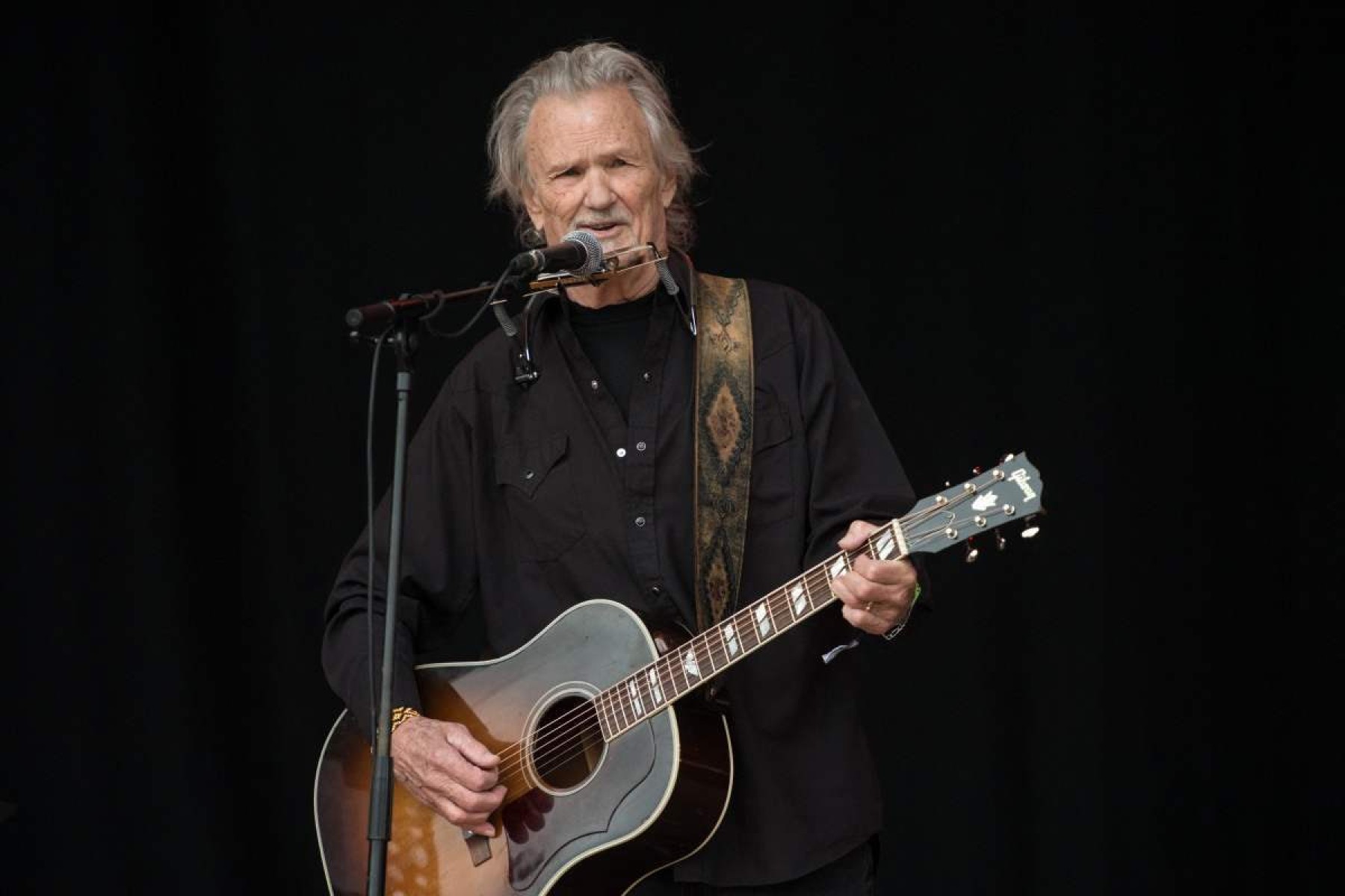 Kris Kristofferson durante apresentação em festival de música em na Inglaterra em 2017