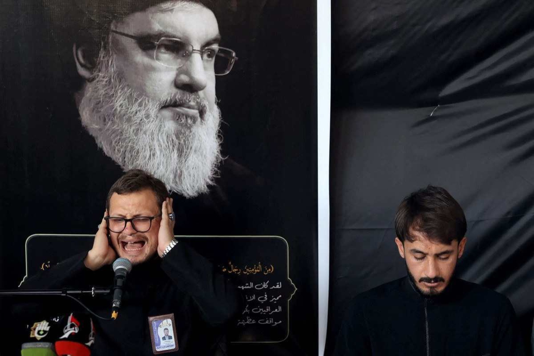 Iraquiano participa de memorial em homenagem ao líder do Hezbollah, na cidade sagrada xiita de Karbala 