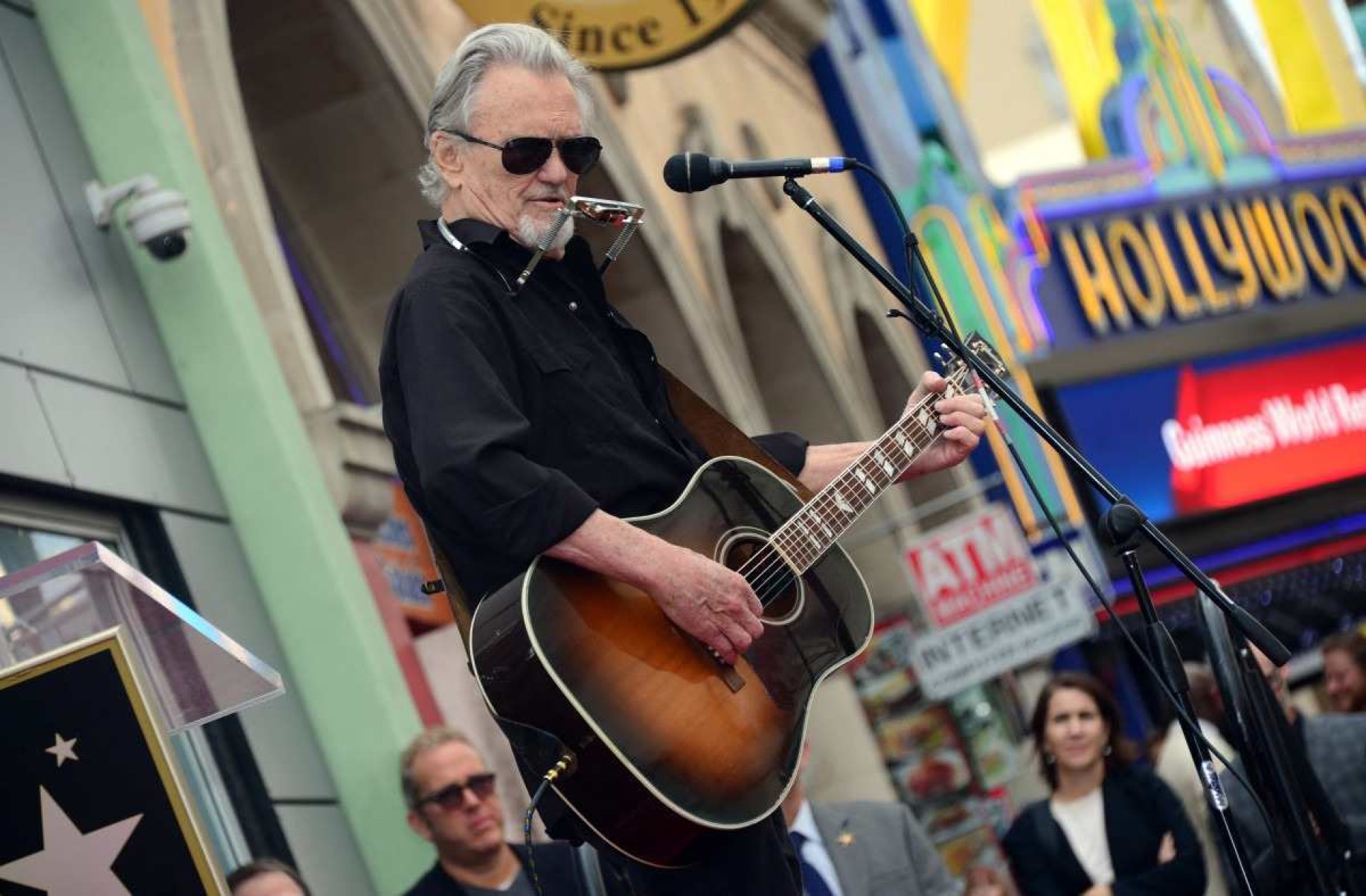  Kris Kristofferson em apresentação em 2013 em Hollywood