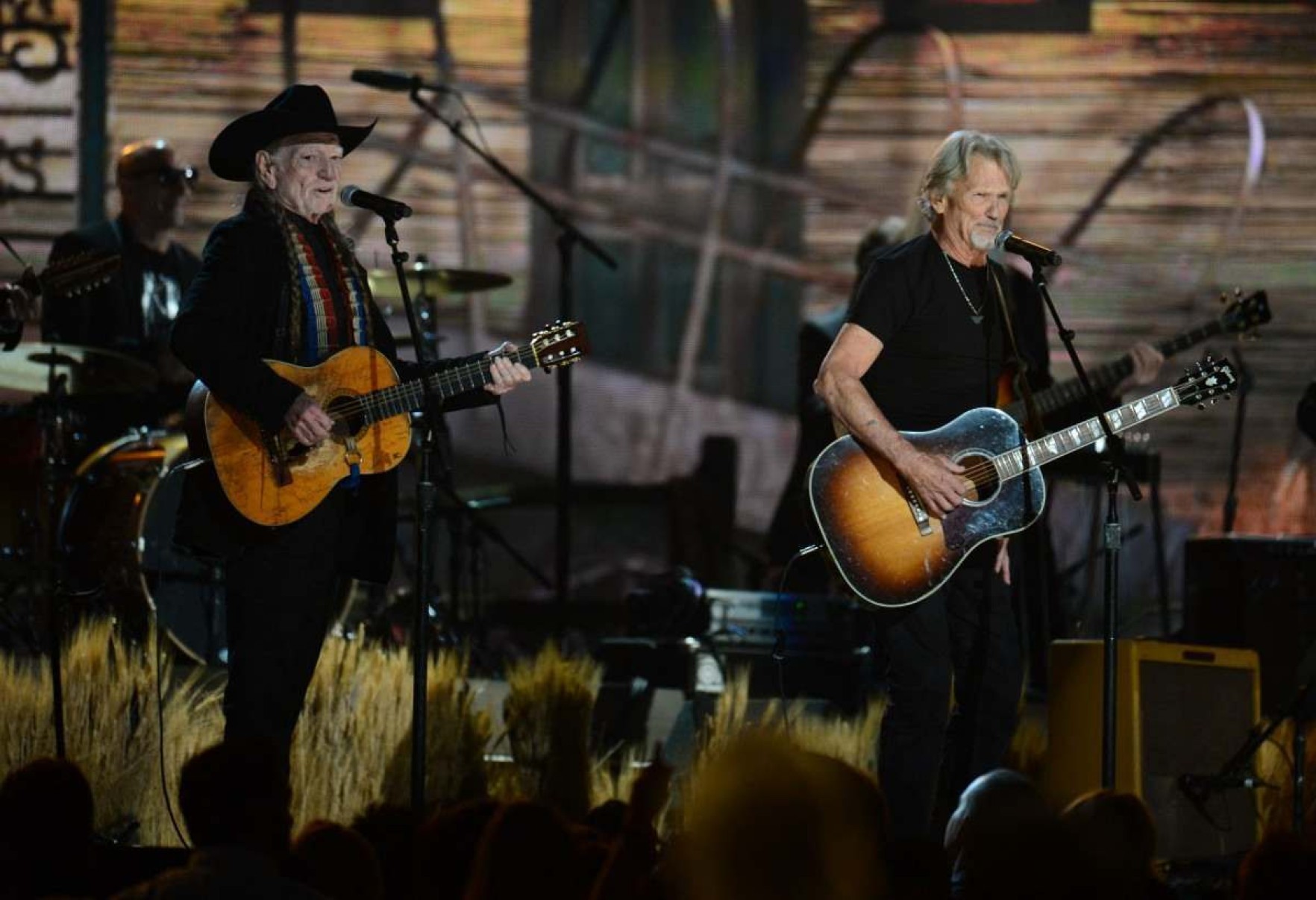 Willie Nelson and Kris Kristofferson em apresentação no Grammy Awards em 2014