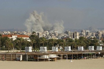 Fumaça depois de ataques de Israel na cidade de Tyre, neste domingo (29/9) -  (crédito: Kawnat HAJU / AFP)