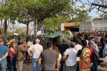 Familiares, amigos e profissionais do grupo do empresário lotaram o cemitério Campo da Esperança -  (crédito: Davi Cruz/CB/D.A Press)