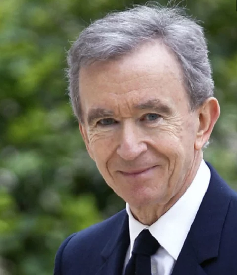 O mais novo levantamento da revista Forbes sobre os homens mais ricos do mundo aponta o francês Bernard Arnault no topo da lista, com 233 bilhões de dólares. Ele é dono de um império de grifes de alto luxo que inclui as marcas Louis Vuitton, Dior, Tiffany e Moët & Chandon.  -  (crédito: Reprodução/Forbes)