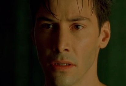 Neo: Interpretado por Keanu Reeves, Thomas A.Anderson, apelidado de Neo, descobre que a vida como conhece na realidade é uma simulação utilizada como subsistência para as máquinas, as quais são as verdadeiras controladoras de tudo que acontece dentro e fora da Matrix.  -  (crédito: Youtube/Flashback FM)