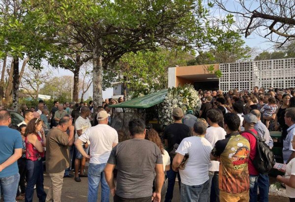 Familiares, amigos e profissionais do grupo do empresário lotaram o cemitério Campo da Esperança -  (crédito: Davi Cruz/CB/D.A Press)