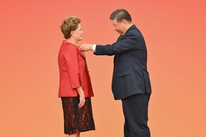 Xi Jinping entrega medalha para Dilma Rousseff -  (crédito: ADEK BERRY / AFP)