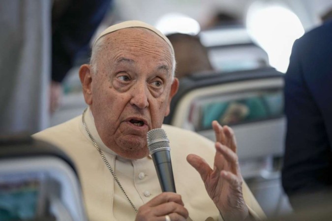     Papa Francisco fala com jornalistas em voo de volta a Roma no final de uma visita de quatro dias a Luxemburgo e Bélgica em 29 de setembro de 2024. (Foto de Andrew Medichini/POOL/AFP) Legenda 