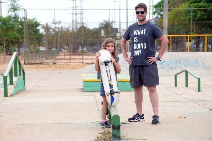  29/09/2024 Credito: Ed Alves/CB/DA.Press. Cidades. Nas ruas só se for de skate - Projeto Social de um Ex Detento  Robson Diego. Na foto, Ana Laura, com seu Pai. 