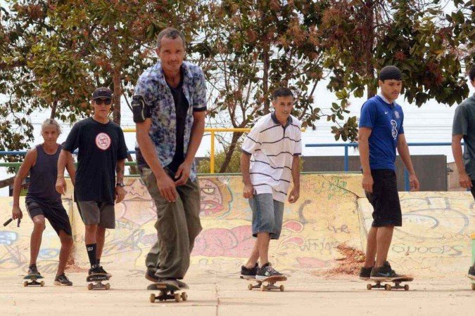 Instrutor Diego Oliveira (terceiro a partir da esquerda) com alunos na pista de skate