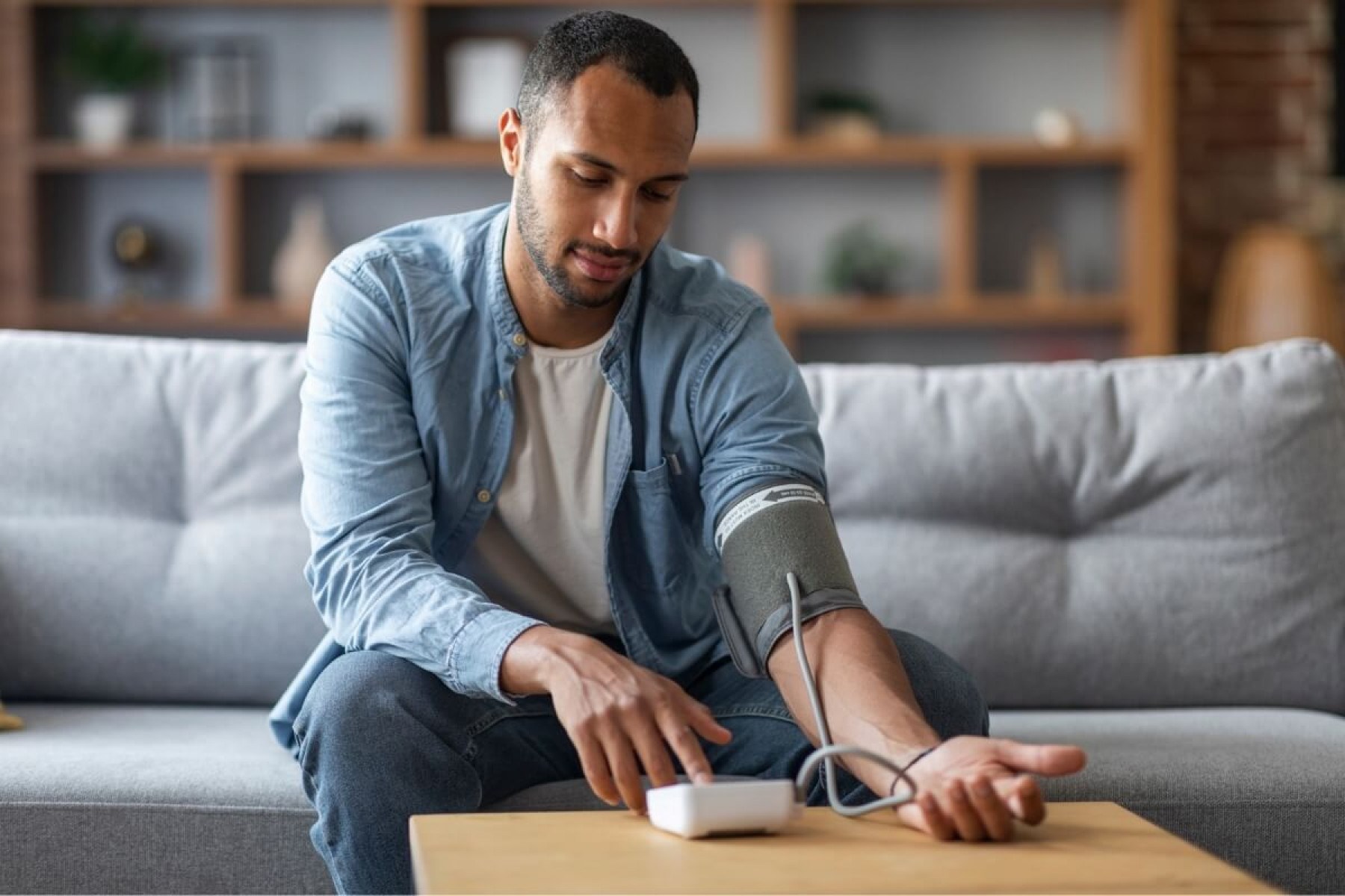 A pressão alta e a ansiedade podem, juntas, impactar a saúde ainda mais (Imagem: Prostock-studio | Shutterstock)  -  (crédito: EdiCase)