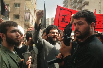 Nesta foto de arquivo datada de 10 de julho de 1992, o chefe do Hezbollah do Líbano, Hassan Nasrallah, aparece cercado por guarda-costas. Nasrallah morreu na sexta-feira em um bombardeio israelense nos subúrbios do sul de Beirute -  (crédito: RAMZI HAIDAR / AFP)