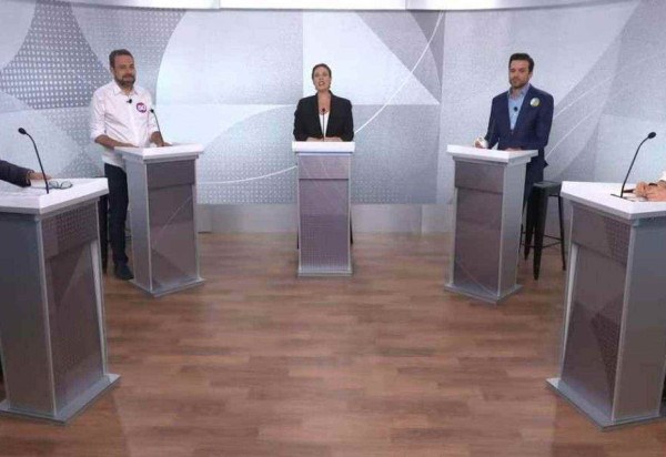 No debate de ontem, cada candidato teve direito a um banco de tempo para manifestações. Nunes (E) esgotou o dele antes dos adversários -  (crédito: Fotos: Reproduções/YouTube)