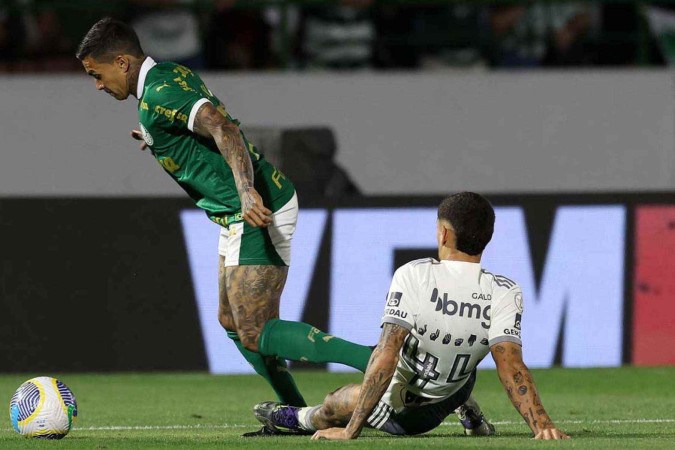  O jogador Dudu, da SE Palmeiras, disputa bola com o jogador do C Atl..tico Mineiro, durante partida v..lida pela vig..sima oitava rodada, do Campeonato Brasileiro, S..rie A, no Est..dio Brinco de Ouro da Princesa. (Foto: Cesar Greco/Palmeiras/by Canon)
     -  (crédito:  CESAR GRECO)