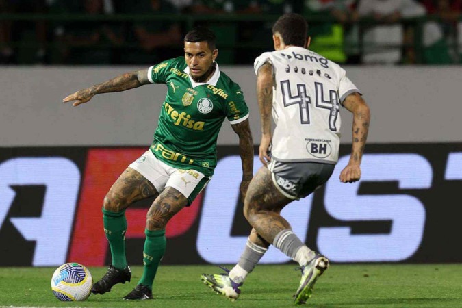  O jogador Dudu, da SE Palmeiras, disputa bola com o jogador do C Atl..tico Mineiro, durante partida v..lida pela vig..sima oitava rodada, do Campeonato Brasileiro, S..rie A, no Est..dio Brinco de Ouro da Princesa. (Foto: Cesar Greco/Palmeiras/by Canon)
     -  (crédito:  CESAR GRECO)