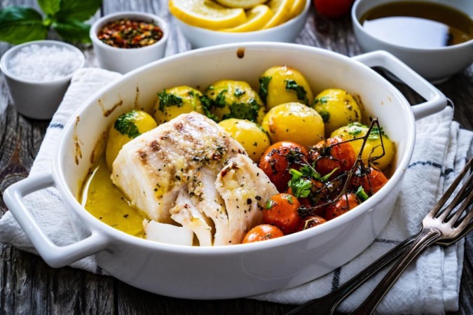 Bacalhau assado com batata e tomate-cereja (Imagem: Chatham172 | Shutterstock) -  (crédito: Edicase)