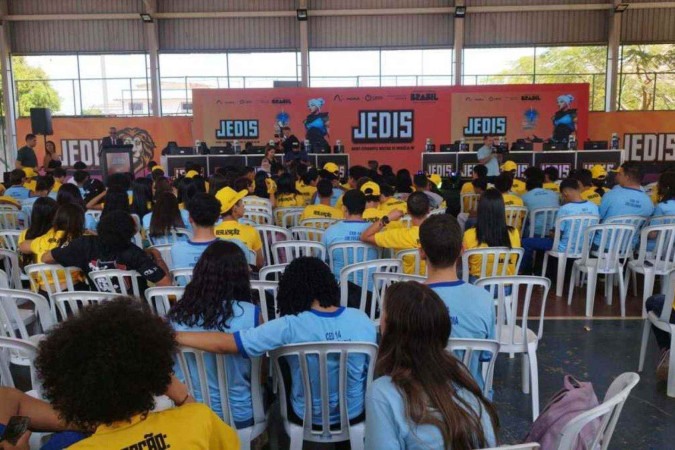 Projeto possibilitou aos alunos do CED 14 acesso a 12 cursos profissionalizantes na modalidade EAD, além de aulas presenciais de cinco modalidades e-sports
 -  (crédito: Divulgação)