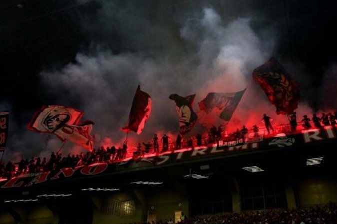 MILAN, ITALY - SEPTEMBER 22: Fans of AC Milan set of smoke flares in the stands during the Serie A match between FC Internazionale and AC Milan at Stadio Giuseppe Meazza on September 22, 2024 in Milan, Italy. (Photo by Marco Luzzani/Getty Images)
- (crédito: Getty Images) MILAN, ITALY - SEPTEMBER 22: Fans of AC Milan set of smoke flares in the stands during the Serie A match between FC Internazionale and AC Milan at Stadio Giuseppe Meazza on September 22, 2024 in Milan, Italy. (Photo by Marco Luzzani/Getty Images)
- (crédito: Getty Images)