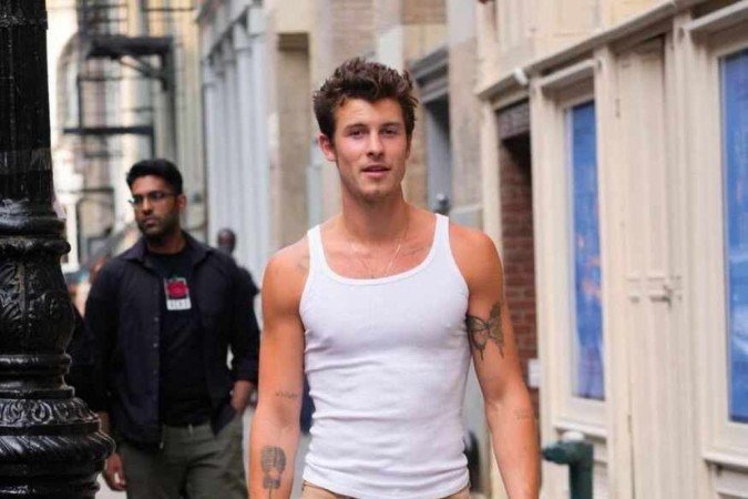 Camiseta branca é peça indispensável no armário masculino