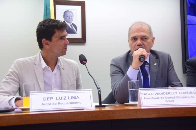 O deputado Luiz Lima (E) garante que o questionamento à candidatura de Paulo Wanderley não é pessoal -  (crédito: Reynaldo Lima/Arquivo CESPO)