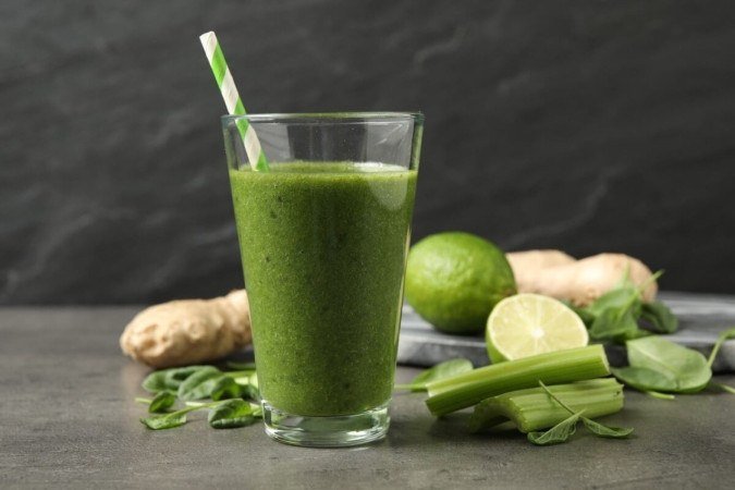 Suco de espinafre com aipo e gengibre (Imagem: New Africa | Shutterstock) - (crédito: Edicase) Suco de espinafre com aipo e gengibre (Imagem: New Africa | Shutterstock) - (crédito: Edicase)