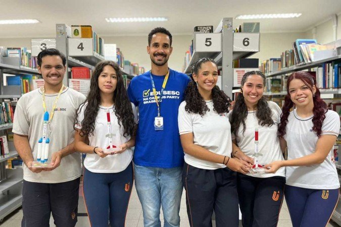 Marcos (E), Thuany, professor Nicolas (C), Maria Clara (D), Fernanda e Emanuely brilharam no RJ XXXnomes