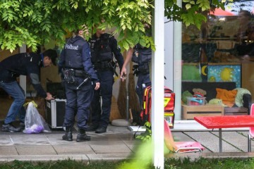 Um homem foi preso após invadir uma creche e ferir várias crianças com uma faca em Zurique, na Suíça       -  (crédito: ARND WIEGMANN / AFP)