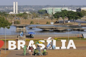  01/10/2024. Crédito: Minervino Júnior/CB/D.A Press. Brasil.  Brasilia - DF. Trabalhadores que estão enfrentando calor em Brasília. Comércio de ambulantes na Torre de TV -  (crédito:  Minervino Júnior/CB)