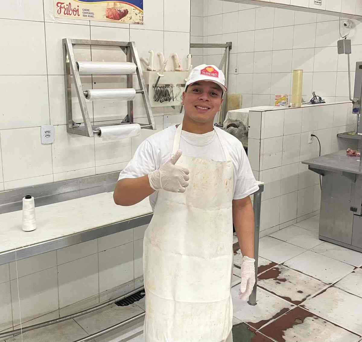 Na capital, o venezuelano Leynnor Giron conseguiu emprego como açougueiro