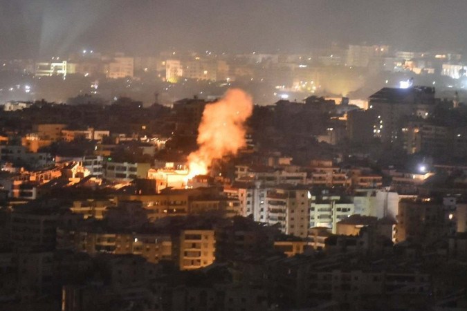  Smoke rises from the site of an Israeli airstrike that targeted a neighborhood in Beirut?s southern suburb early on October 1, 2024. The Israeli military said Tuesday troops have started "targeted ground raids" in villages of southern Lebanon. The incursions backed by airstrikes and artillery began "a few hours ago" and are targeting militant group Hezbollah "in villages close to the border" with Israel, a military statement said. (Photo by Fadel ITANI / AFP)
       -  (crédito:  AFP)