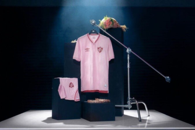 Novo uniforme do Fluminense em apoio ao Outubro Rosa -  (crédito: Foto: Divulgação/Umbro)
