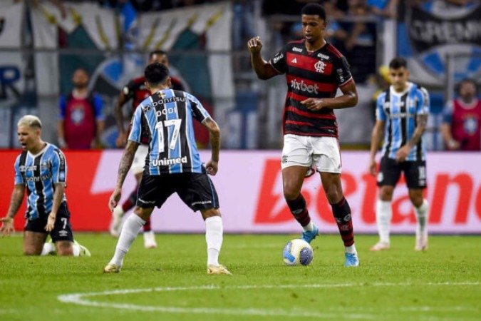 Carlinhos afirma que sofreu racismo em duelo do Flamengo contra o Grêmio -  (crédito: Foto: Marcelo Cortes /CRF)