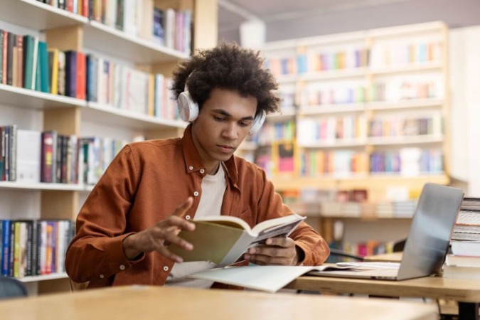 Estudar os grandes nomes da literatura ajuda a garantir uma boa pontuação no Enem (Imagem: fast-stock | Shutterstock) -  (crédito: EdiCase)