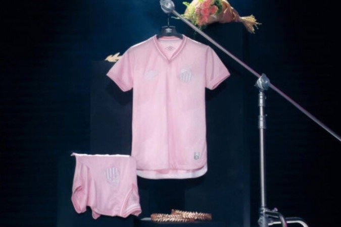 Santos lança camisa em homenagem ao Outubro Rosa - (crédito: Foto: Divulgação/Umbro) Santos lança camisa em homenagem ao Outubro Rosa - (crédito: Foto: Divulgação/Umbro)