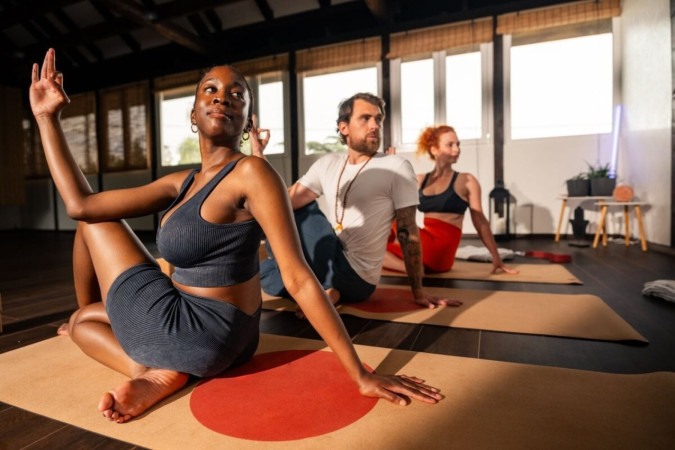 As posturas de yoga são benéficas para a saúde física e mental (Imagem: f.t.Photographer | Shutterstock)  -  (crédito: EdiCase)