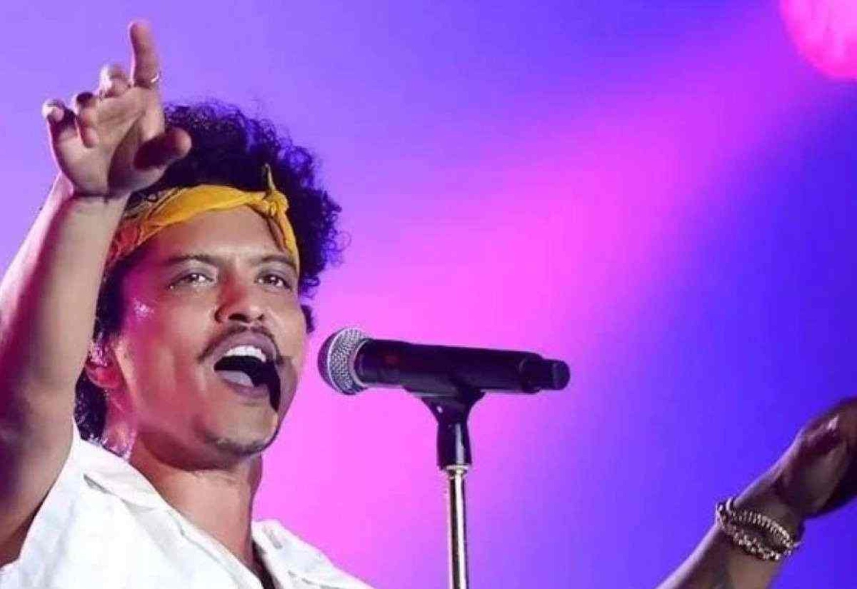 Bruno Mars faz pocket show em SP e dá mostra do que o Brasil verá em turnê