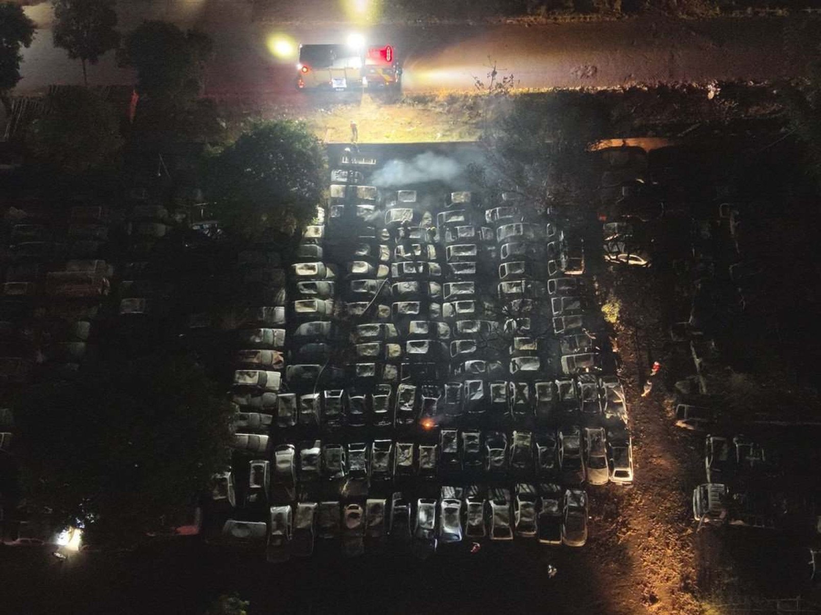 Incêndios atingem 168 carros em garagem; veja vídeo