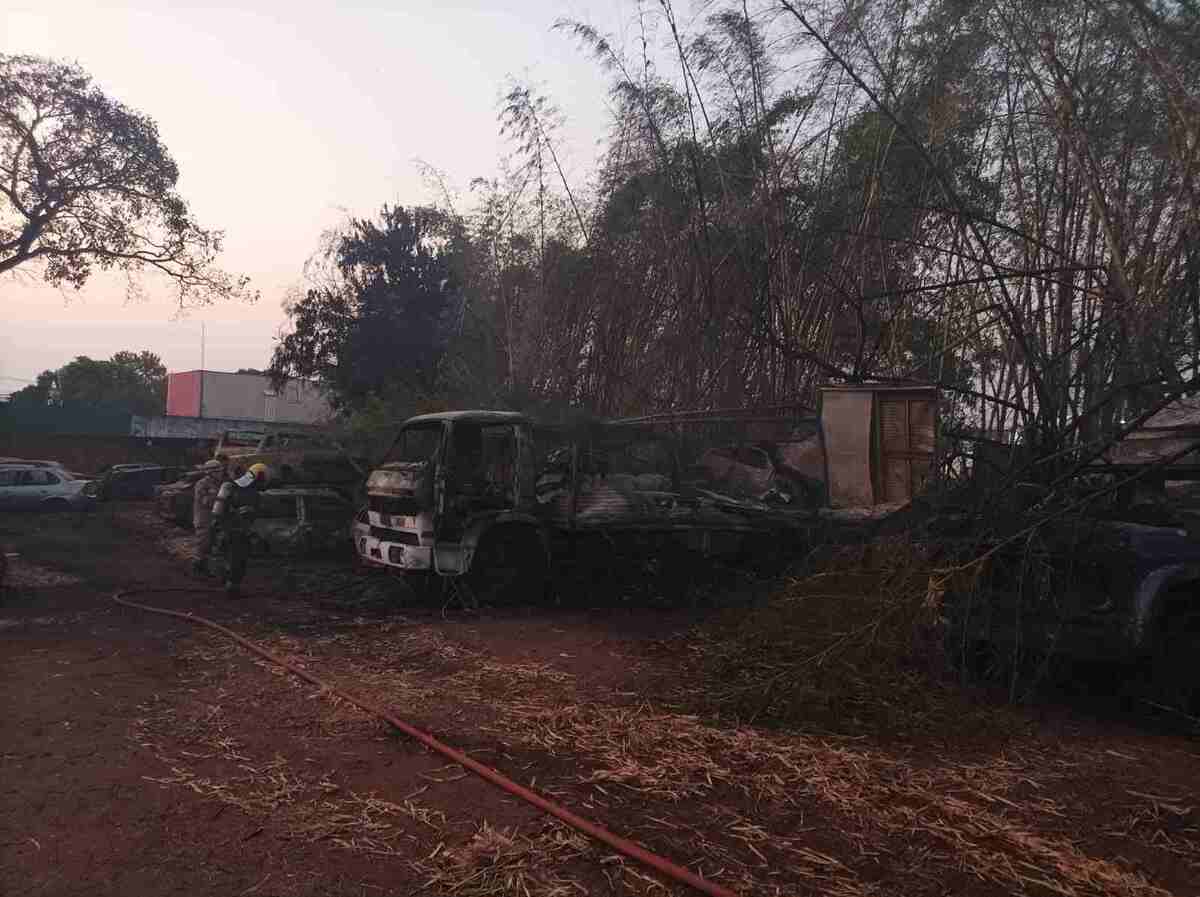 Equipes do Corpo de Bombeiros Militar de Goiás foram acionadas para atender a um incêndio em veículos na garagem da Secretaria Municipal de Mobilidade, em Goiânia