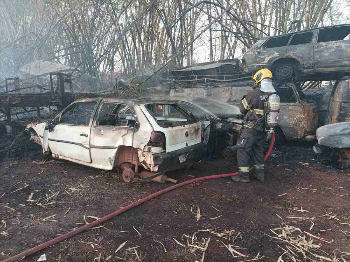 Equipes do Corpo de Bombeiros Militar de Goiás foram acionadas para atender a um incêndio em veículos na garagem da Secretaria Municipal de Mobilidade, em Goiânia