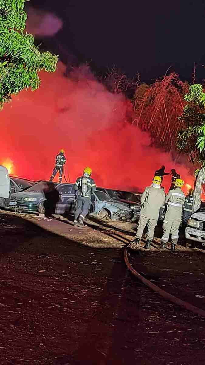 Equipes do Corpo de Bombeiros Militar de Goiás foram acionadas para atender a um incêndio em veículos na garagem da Secretaria Municipal de Mobilidade, em Goiânia