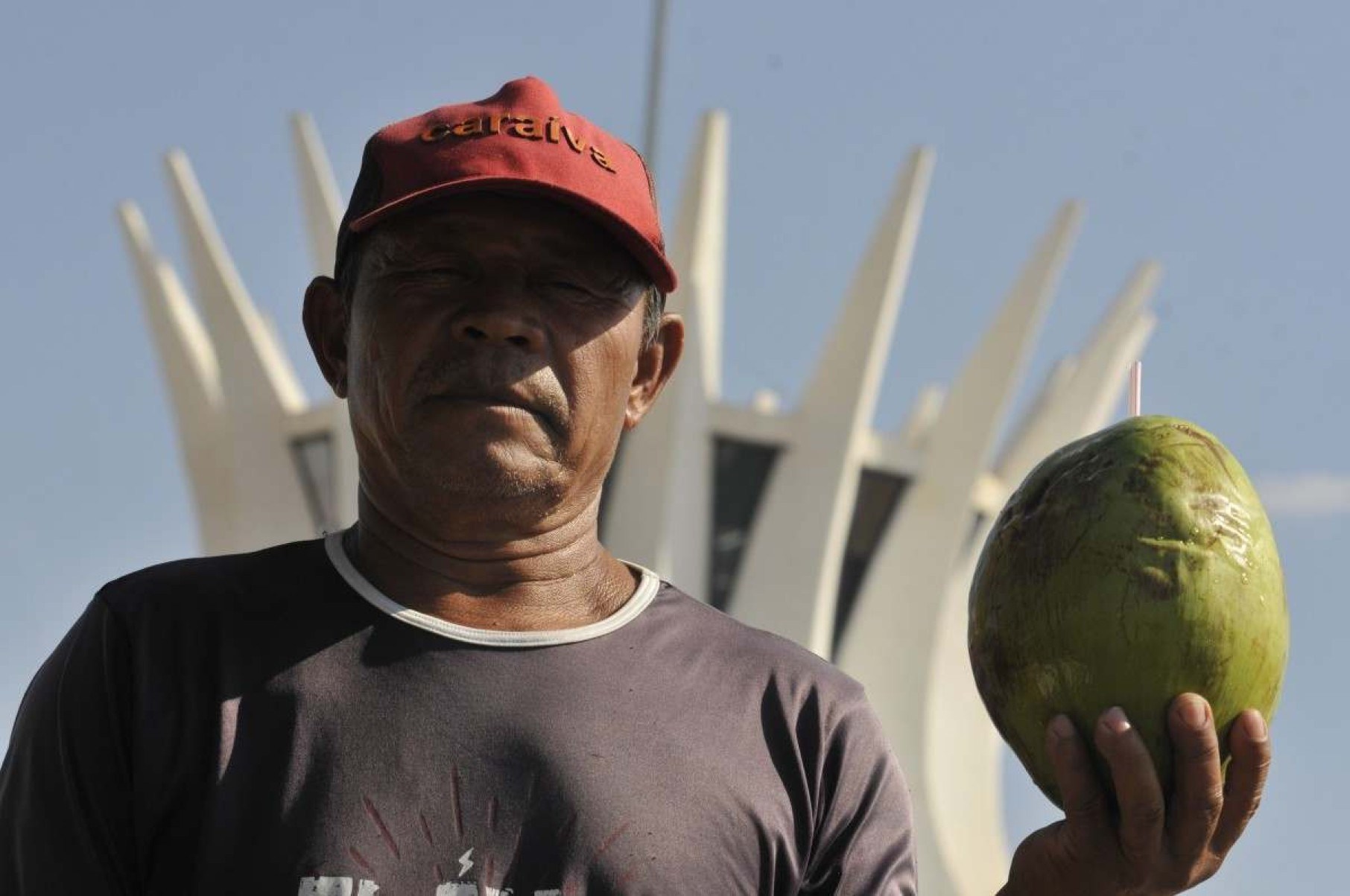 José Santos comercializa água de coco na Catedral: 