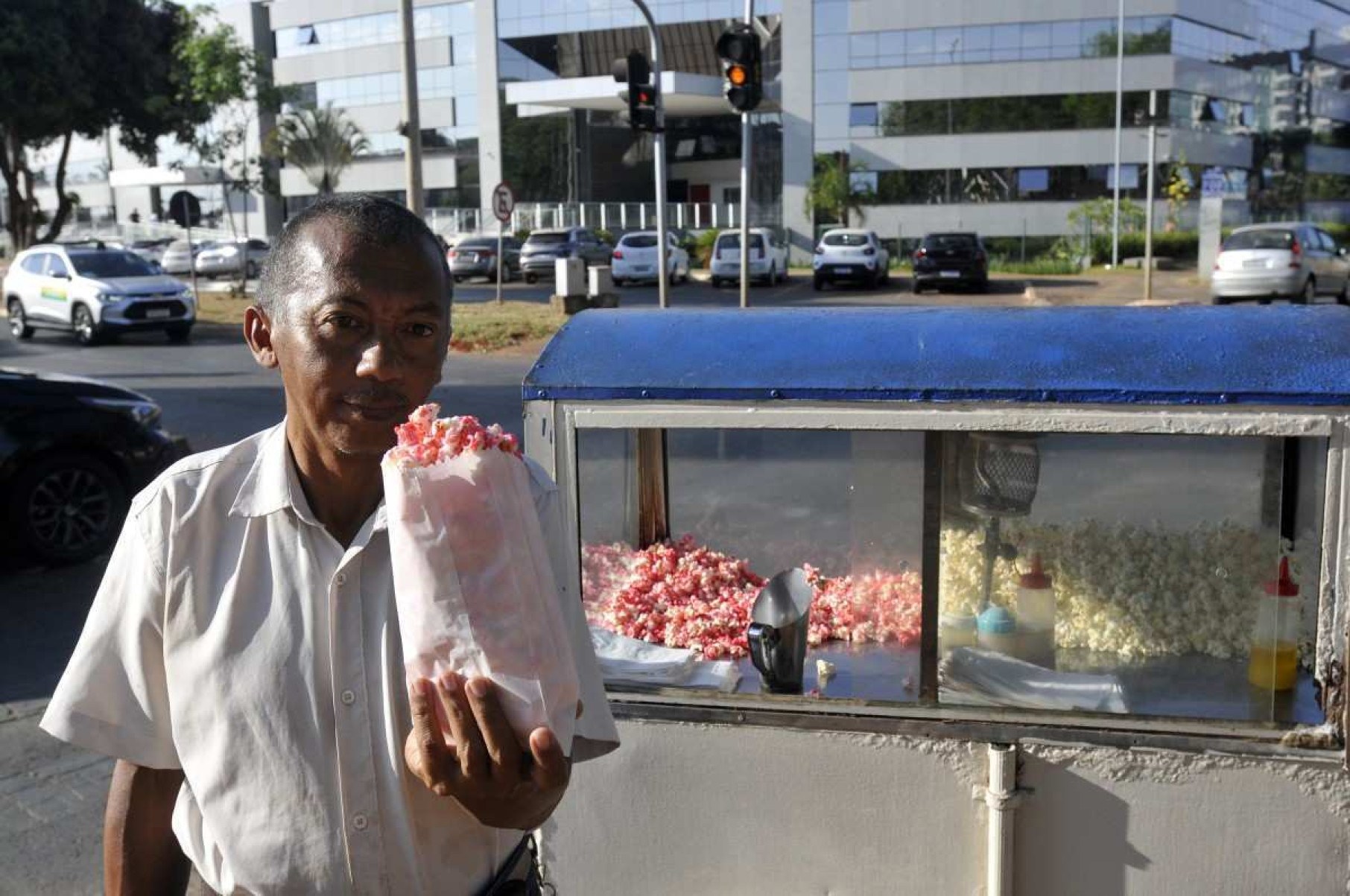  O vendedor de pipocas Aloísio Pereira busca 