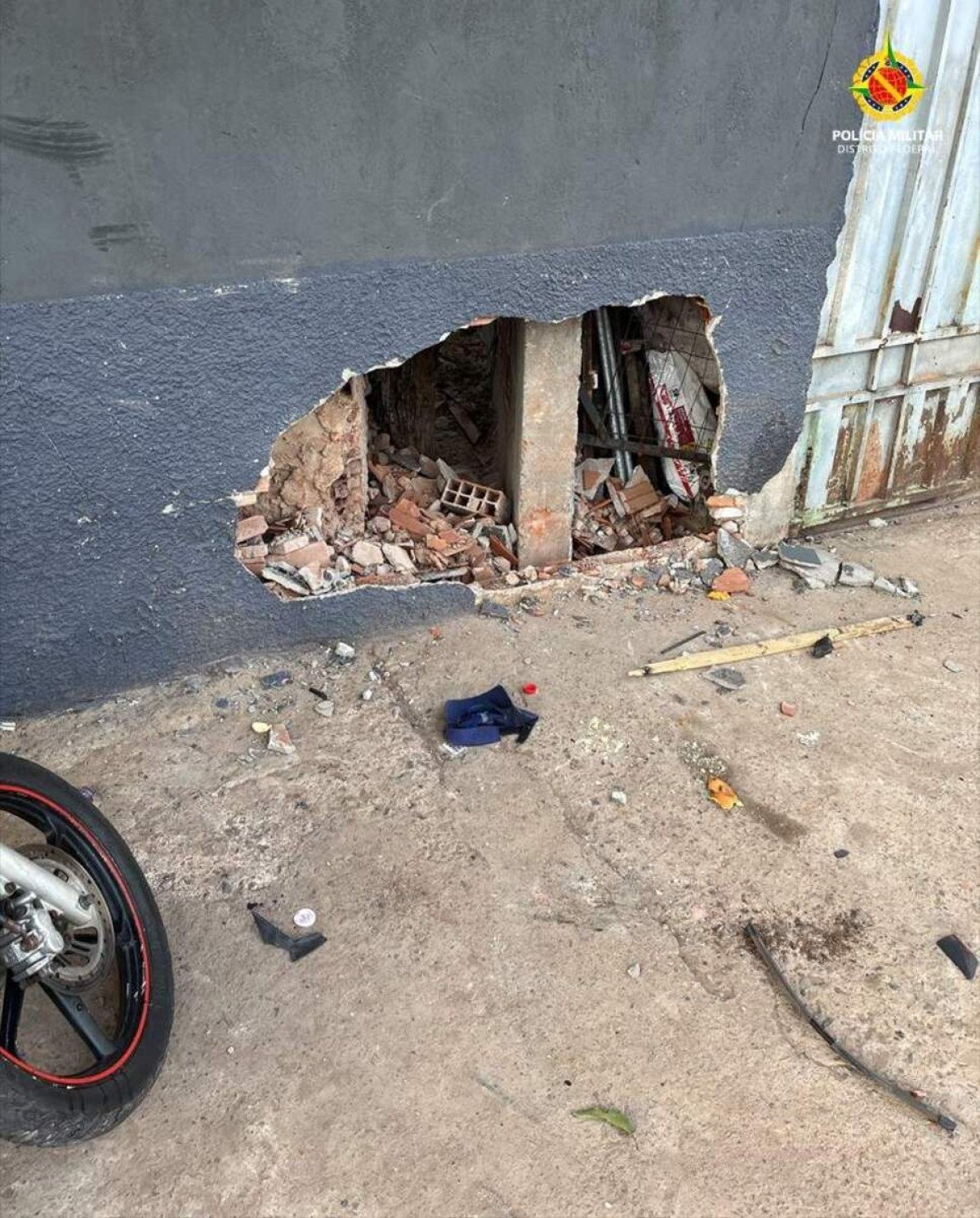 Homem que atropelou e esfaqueou mulher em Arniqueira segue foragido