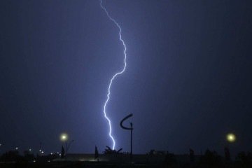 Nos dois primeiros meses de 2025, foram registrados 18.148 raios, sendo 16.233 em janeiro e 1.915 em fevereiro - (crédito: Ed Alves/CB/D.A Press) Nos dois primeiros meses de 2025, foram registrados 18.148 raios, sendo 16.233 em janeiro e 1.915 em fevereiro - (crédito: Ed Alves/CB/D.A Press)