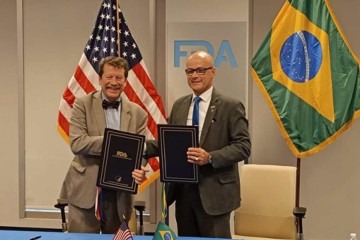 Acordo firmado: comissário da FDA, Robert Callif, e diretor-presidente da Anvisa, Antônio Barra Torres -  (crédito: Reprodução )